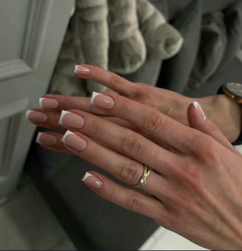 Những mẫu nail tay nhẹ nhàng móng vuông - Hình số 10