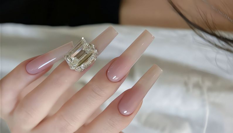 Những mẫu nail tay nhẹ nhàng đính đá - Hình số 5