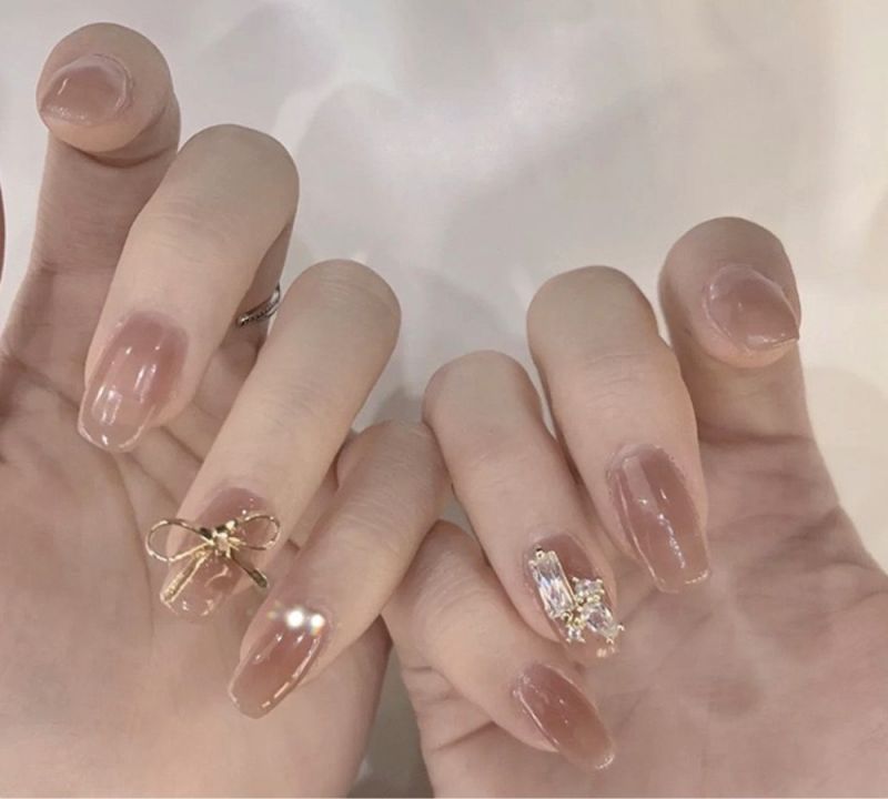 Những mẫu nail tay nhẹ nhàng đính đá - Hình số 9