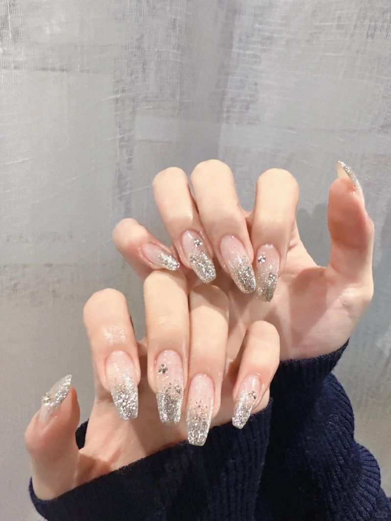 Những mẫu nail ombre kim tuyến trắng - Hình số 10