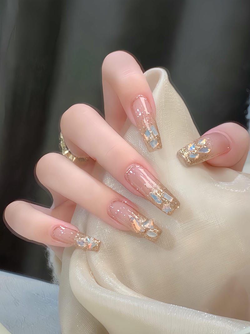 Những mẫu nail ombre kim tuyến trắng - Hình số 2