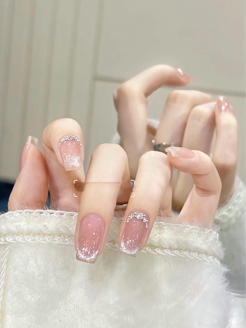 Những mẫu nail ombre kim tuyến trắng - Hình số 3
