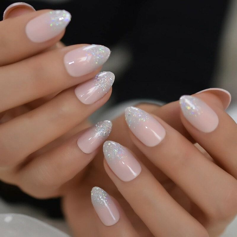 Những mẫu nail ombre kim tuyến trắng - Hình số 4