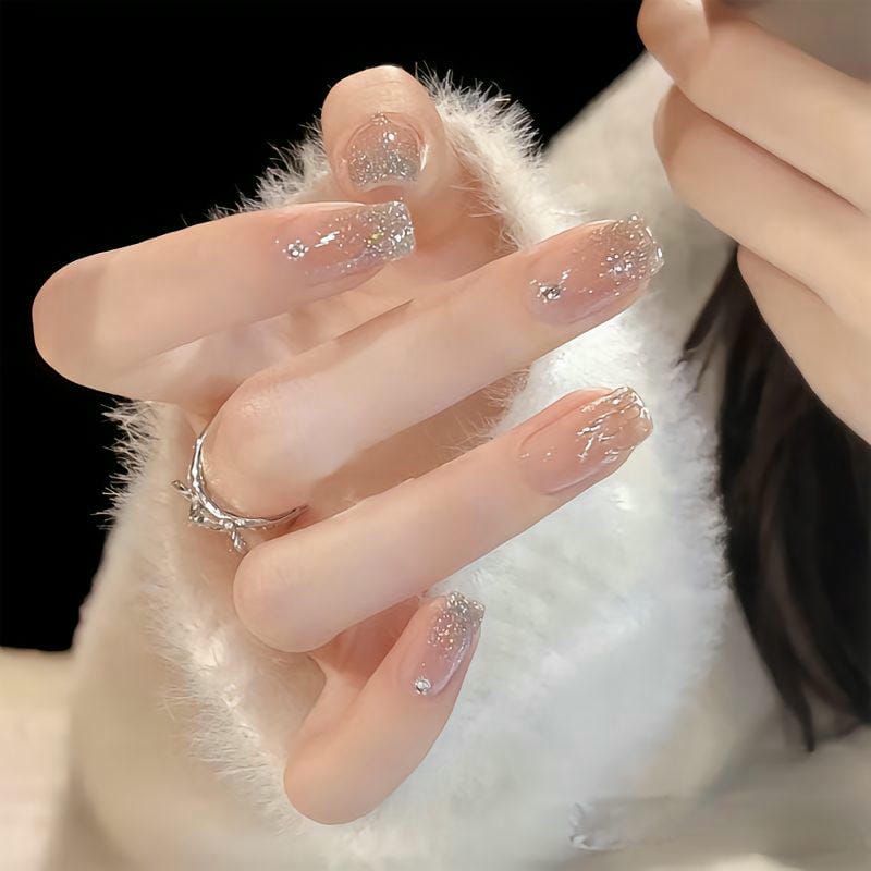 Những mẫu nail ombre kim tuyến trắng - Hình số 7