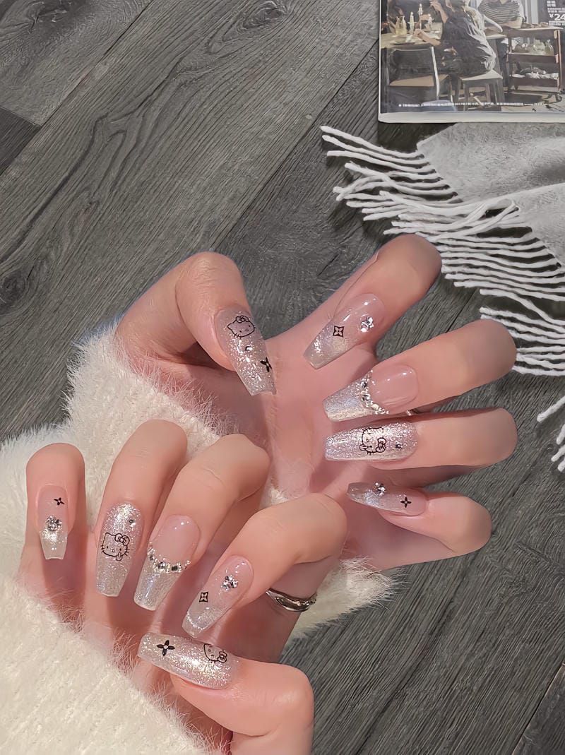 Những mẫu nail ombre kim tuyến trắng - Hình số 8