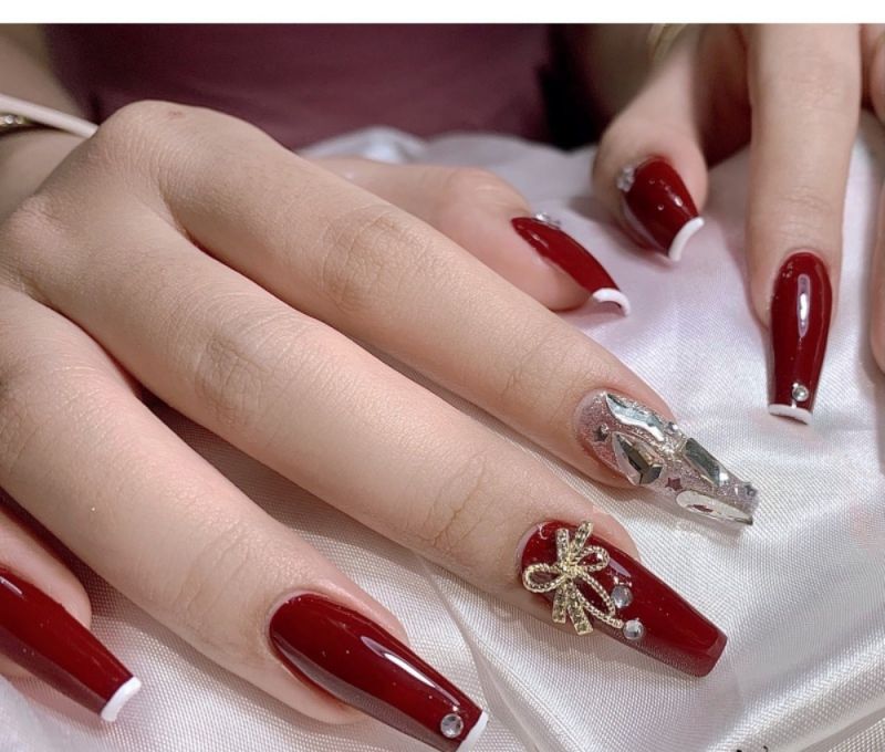 Những mẫu nail màu đỏ cherry đính đá - Hình số 5