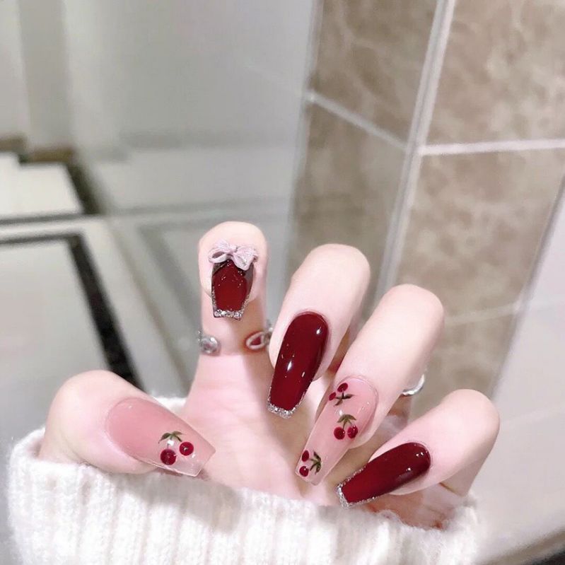 Những mẫu nail màu đỏ cherry đính đá - Hình số 7
