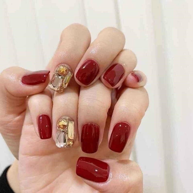 Những mẫu nail màu đỏ cherry đính đá - Hình số 8