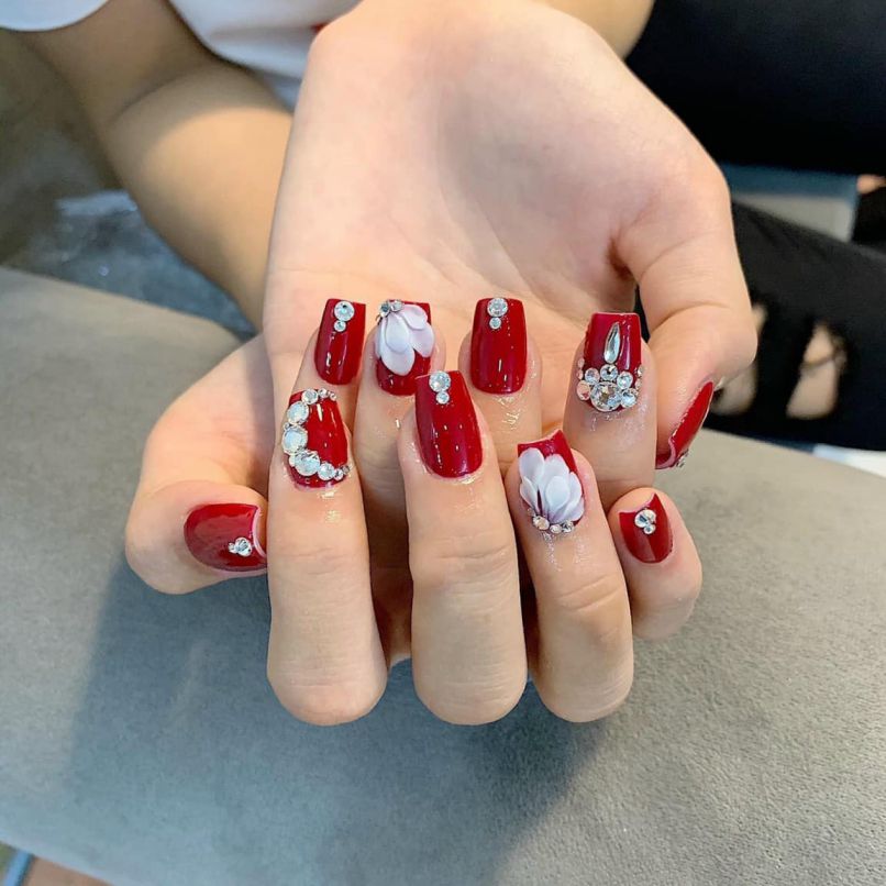 Những mẫu nail màu đỏ cherry đính đá - Hình số 9