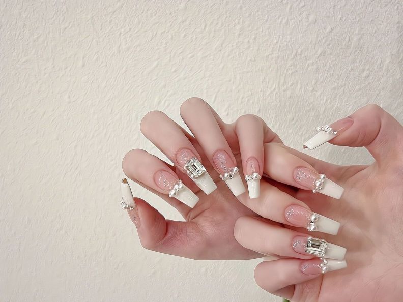 Những mẫu nail trắng sang chảnh đính đá - Hình số 1
