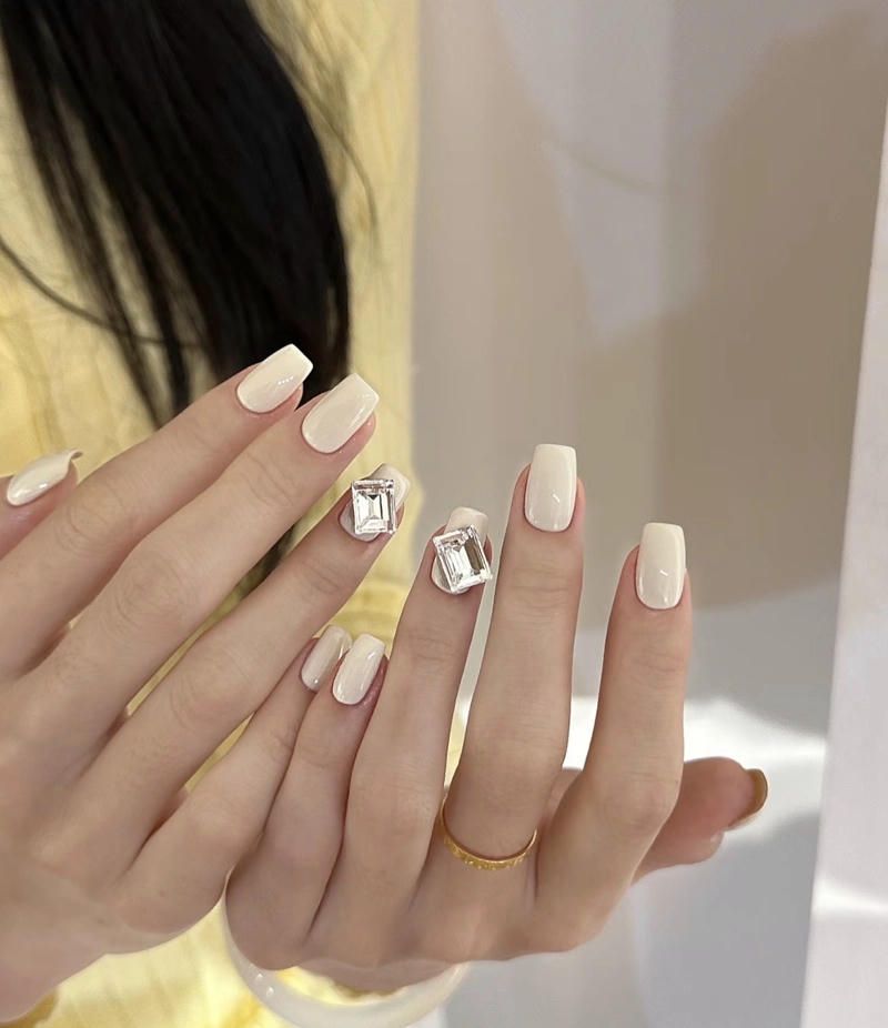 Những mẫu nail trắng sang chảnh đính đá - Hình số 10