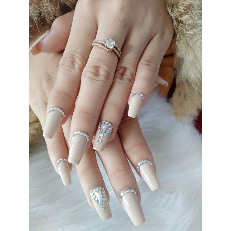 Những mẫu nail trắng sang chảnh đính đá - Hình số 5