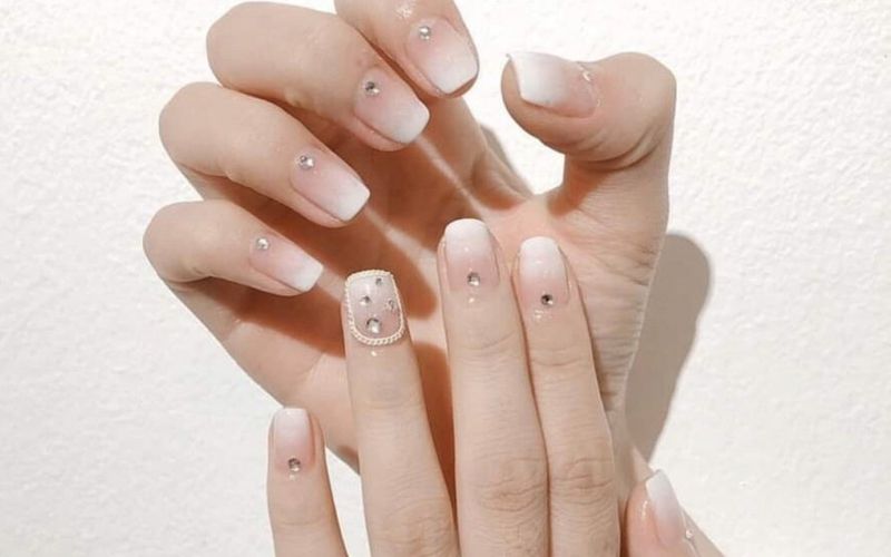 Những nail màu trắng gạo đính đá - Hình số 8