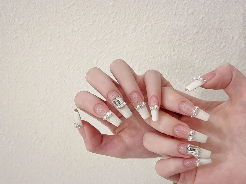 Những nail màu trắng gạo đính đá - Hình số 1