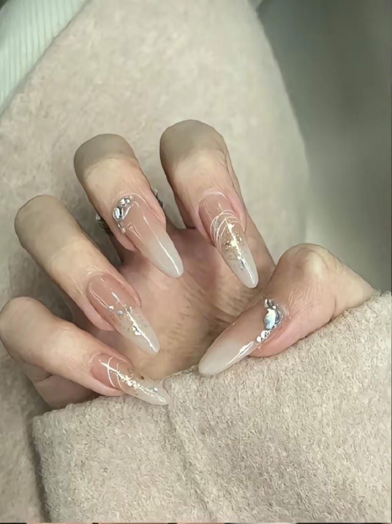 Những nail màu trắng gạo đính đá - Hình số 4