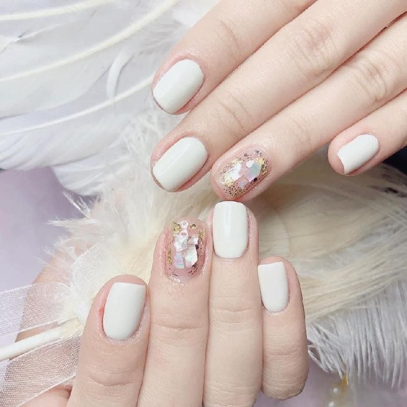 Những nail màu trắng gạo đính đá - Hình số 5