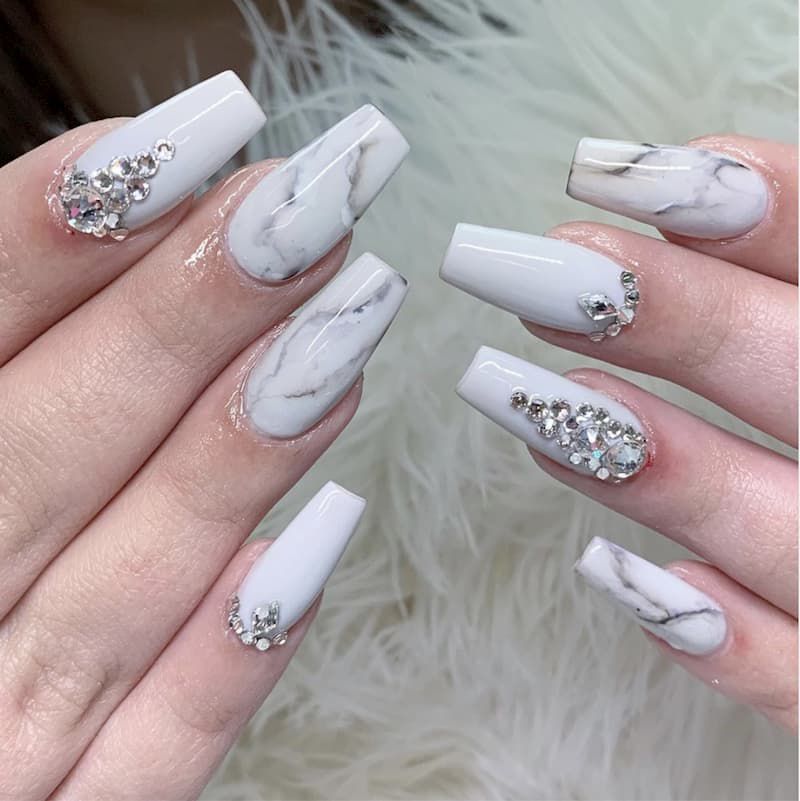 Những nail màu trắng gạo đính đá - Hình số 6