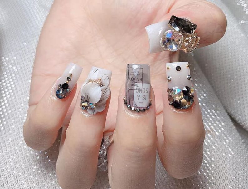Những nail màu trắng gạo đính đá - Hình số 7