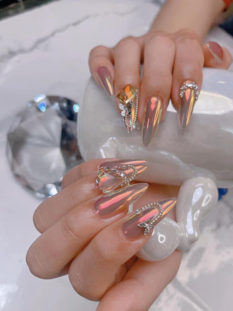 Những mẫu nail tráng gương vàng - Hình số 5