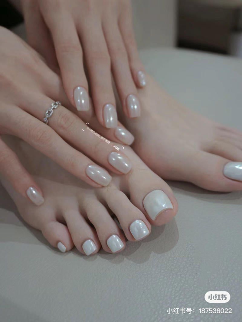 Những nail màu trắng sữa tráng gương - Hình số 1
