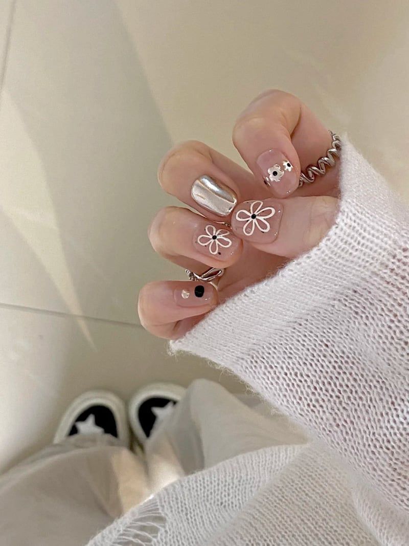 Những nail màu trắng sữa tráng gương - Hình số 2