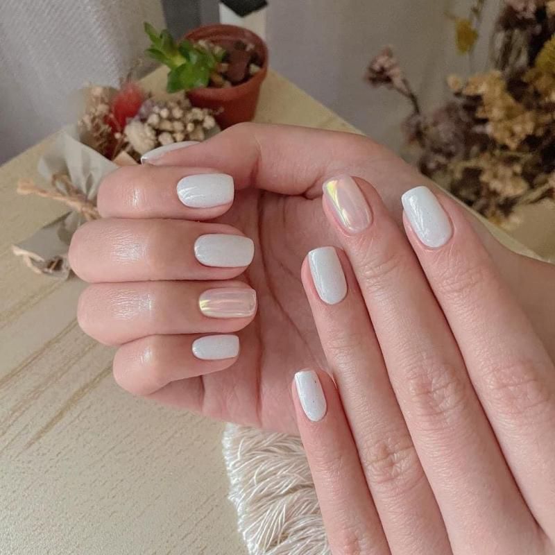 Những nail màu trắng sữa tráng gương - Hình số 7