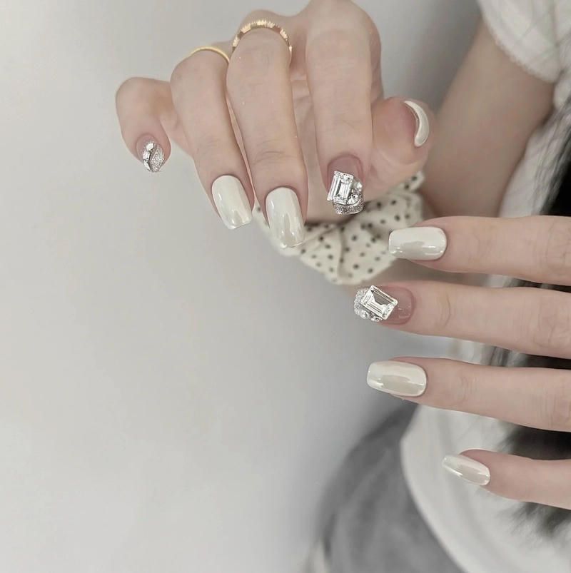 Những mẫu nail trắng sang chảnh đơn giản - Hình số 1