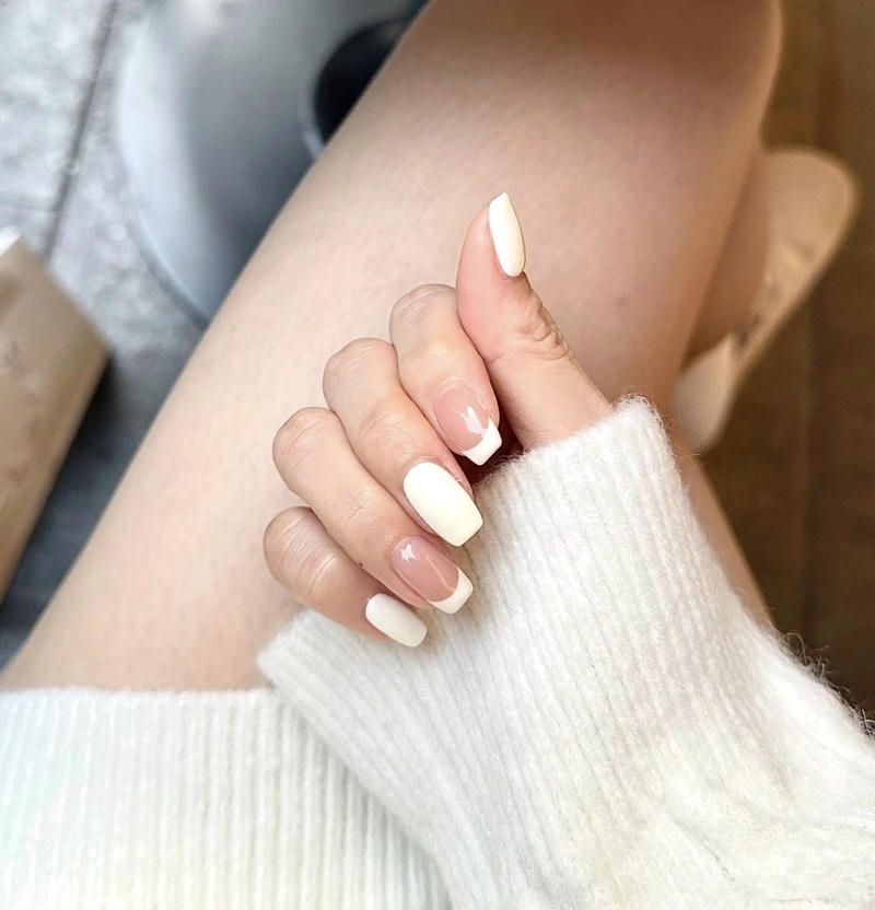 Những mẫu nail trắng sang chảnh đơn giản - Hình số 10