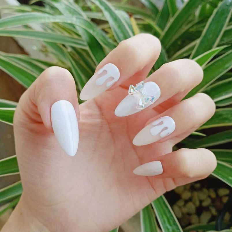 Những mẫu nail trắng sang chảnh đơn giản - Hình số 2