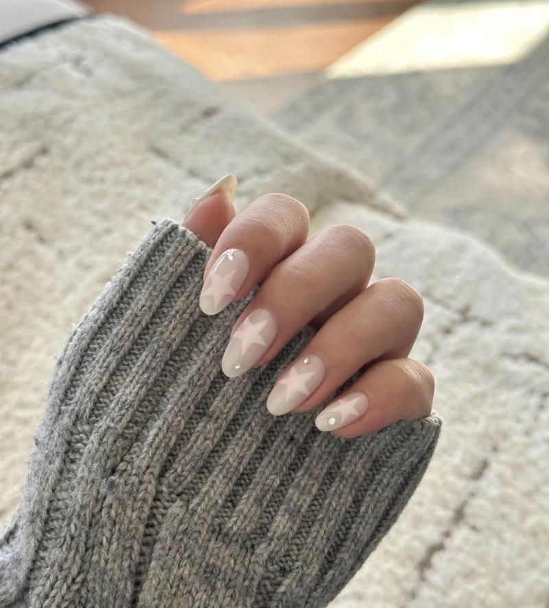 Những mẫu nail trắng sang chảnh đơn giản - Hình số 3