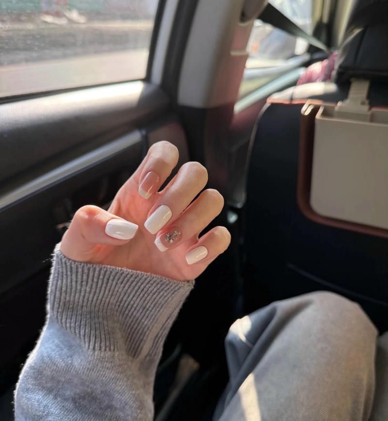 Những mẫu nail trắng sang chảnh đơn giản - Hình số 5