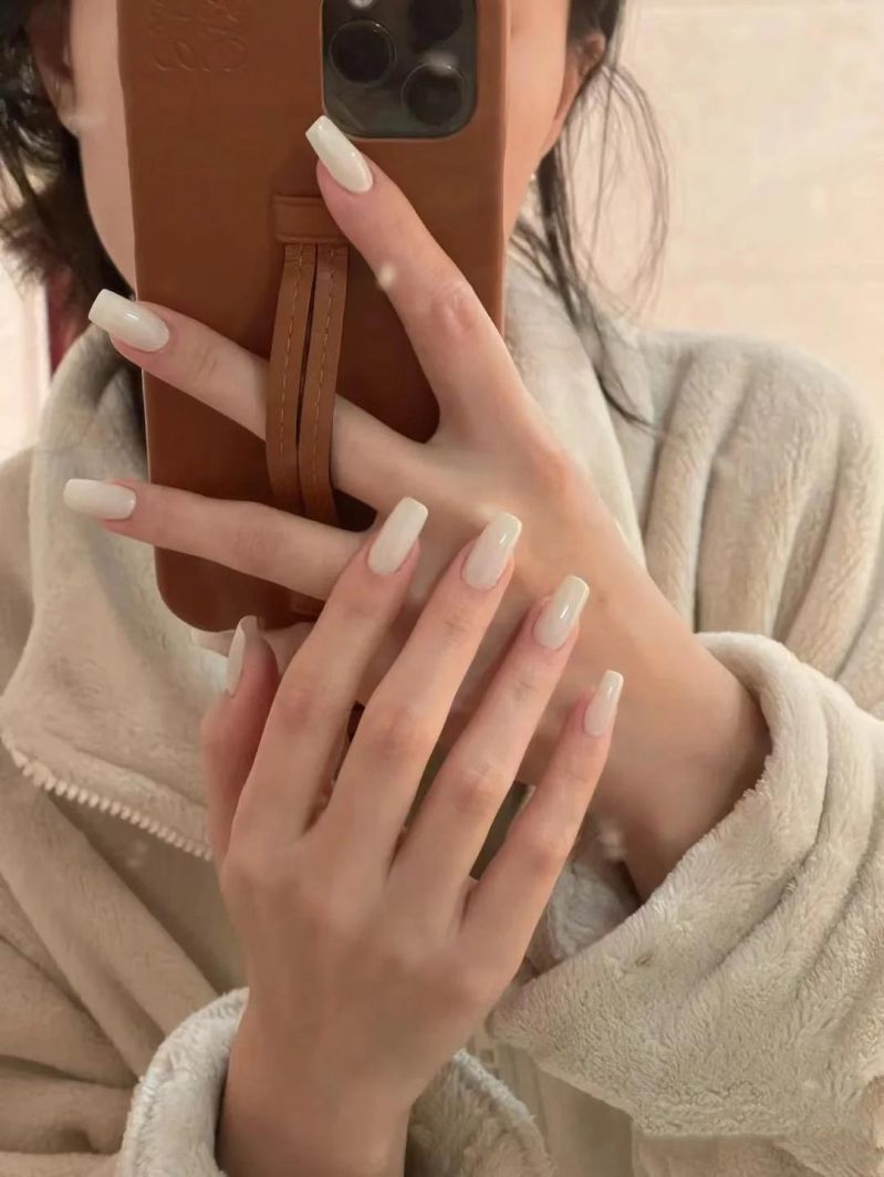 Những mẫu nail trắng sang chảnh đơn giản - Hình số 9