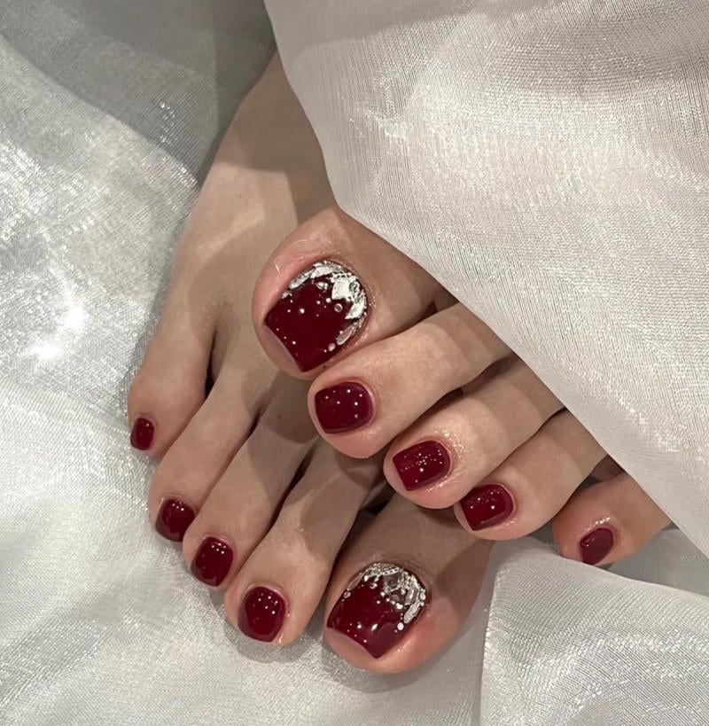 Những nail chân màu đỏ đính đá - Hình số 4